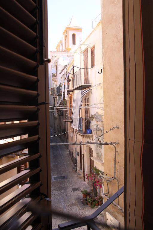 チェファルLa Finestra Sotto La Roccaアパートメント 部屋 写真